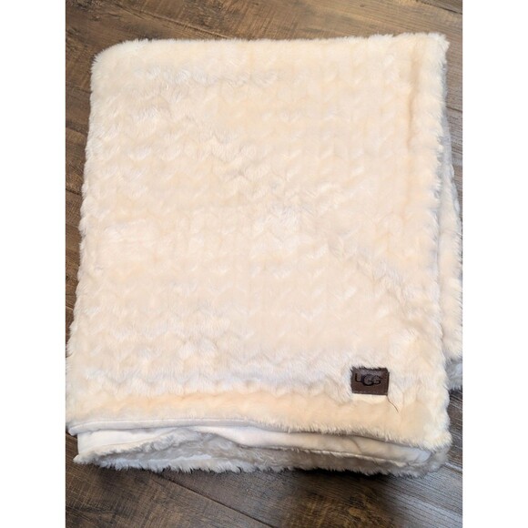 UGG Soft Faux Fur Reversible Accent Oversized 50x70 Blanket Fluffy Cream - Picture 1 of 4